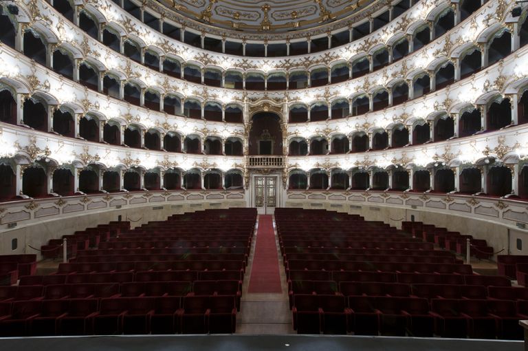 Piacenza, Teatro Municipale, la sala teatrale vista dalla ribalta (foto Andrea Scardova, IBC) 2016